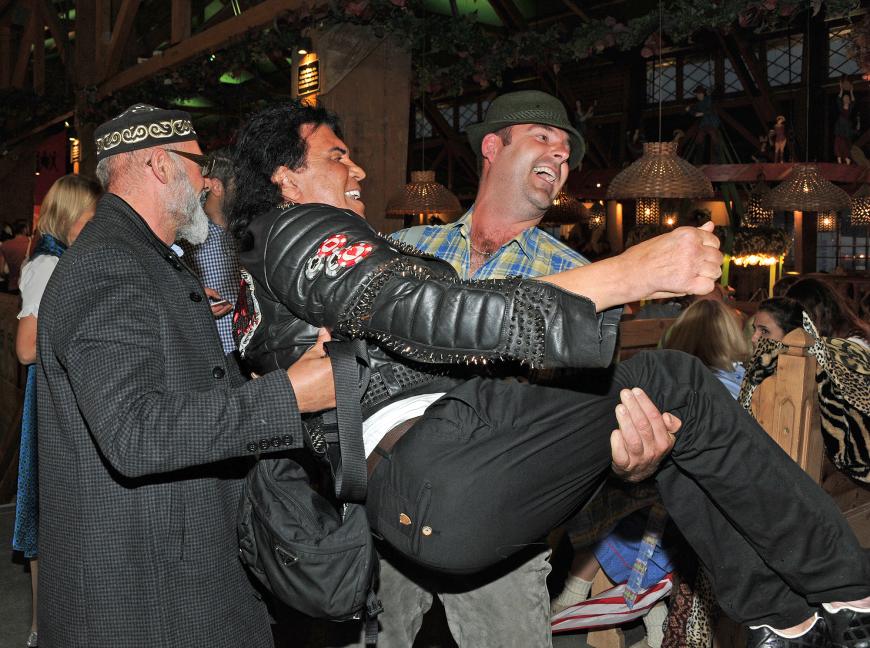 Tag 3 auf dem Oktoberfest 2016: Costa Cordalis (M.) wird von einem Besucher plötzlich auf den Arm genommen! Der Schwiegervater von Daniela Katzenberger scheint's mit Humor zu nehmen ...