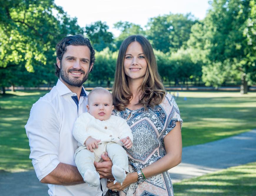 Am 9. September 2016 wird der kleine Schweden-Prinz getauft. Nun hat das schwedische Königshaus neue Bilder vom kleinen Alexander veröffentlicht. Awww! Der royale Wonneproppen wird - ganz in Weiß gekleidet - von seinen Eltern Carl Philip und Sofia von Schweden im Schlosspark auf Händen getragen.