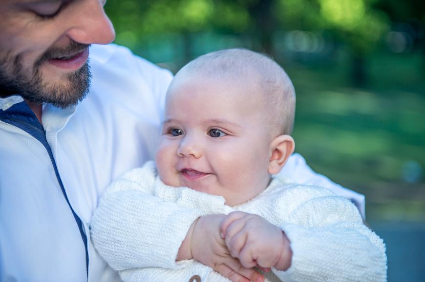 So süß! Papa Carl Philip von Schweden mit Sohnemann Alexander. Das erste Kind des schwedischen Royals kam am 19. April 2016 zur Welt.