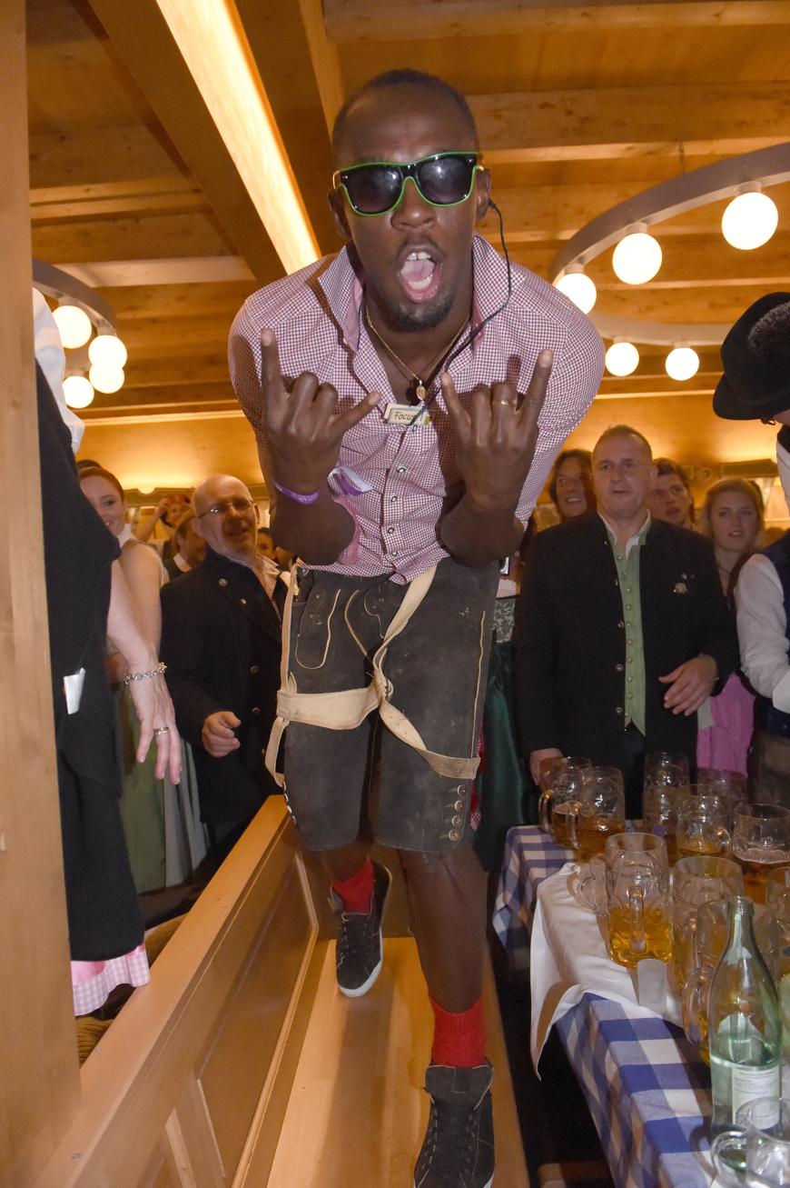 WOOHOO! Der jamaikanische Sprinter und Olympia-Star Usain Bolt lässt es auf dem Oktoberfest krachen.