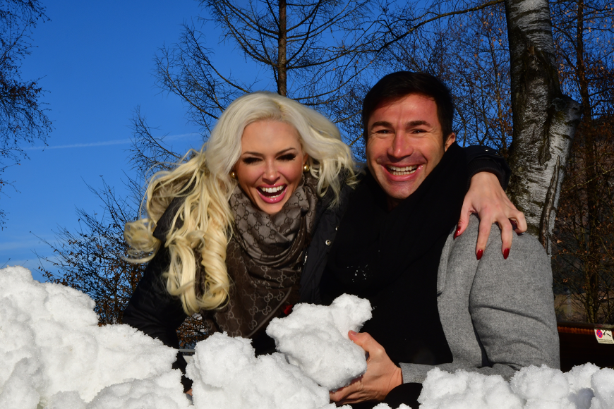 Mit Lucas im Weihnachtsfieber: Daniela Katzenberger aalt sich schon mal im Schnee.