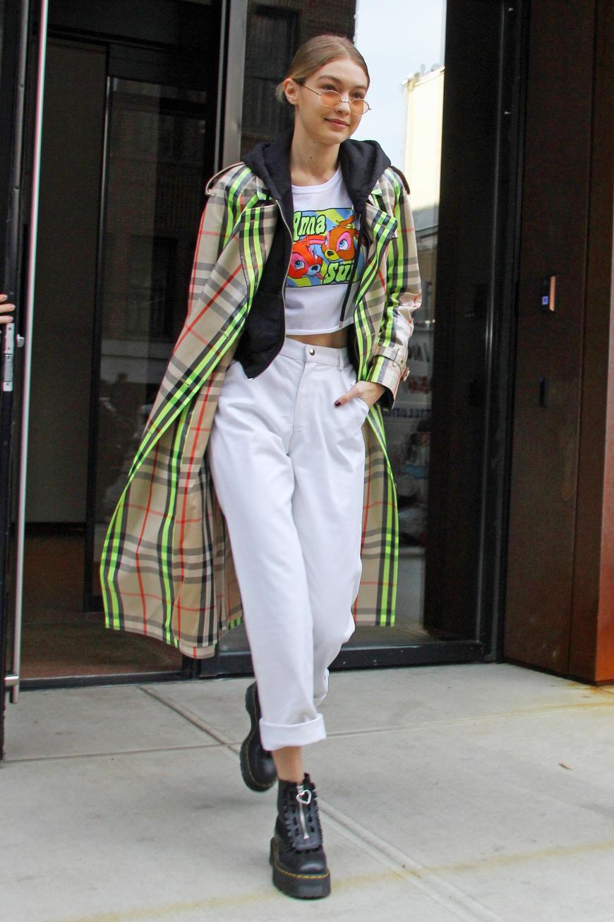 Irgendwie haben wir noch nicht so ganz verstanden, was bei den Hadid-Schwestern los ist. Hier Gigi wieder in einem super merkwürdigen Look…