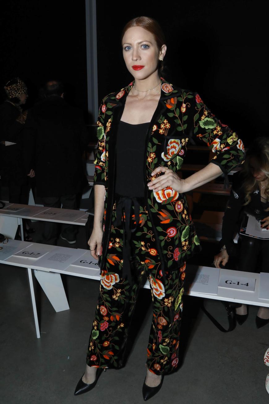 Die Schauspielerin Brittany Snow wählte ein richtig cooles Outfit zur Show von „Naeem Khan“.