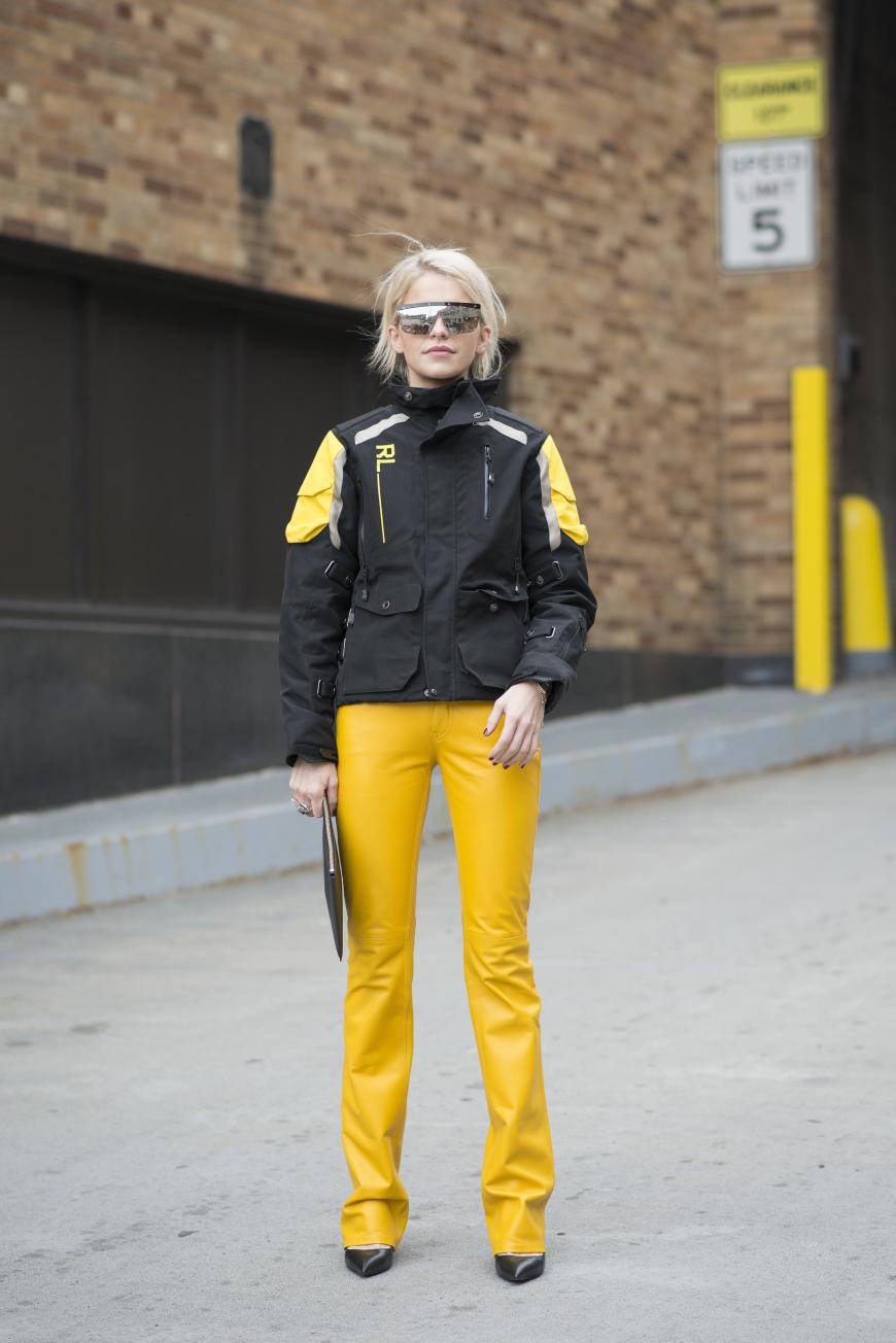 Caro Daur im genialen Racer-Look vor der Ralph Lauren Fashion Show in New York.