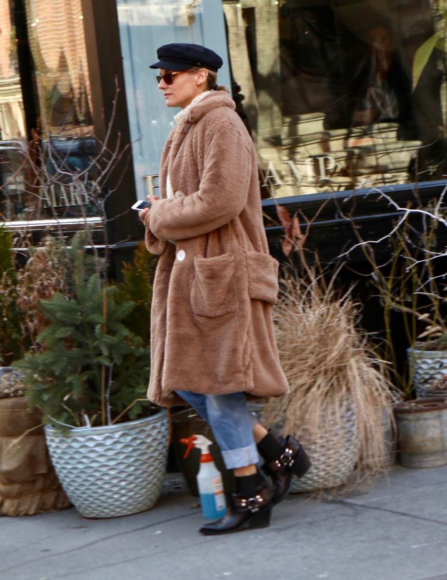 Diane Krüger versucht im Trend-Undercover-Look mit Teddymantel und Kapitänsmütze in New York unerkannt zu bleiben.