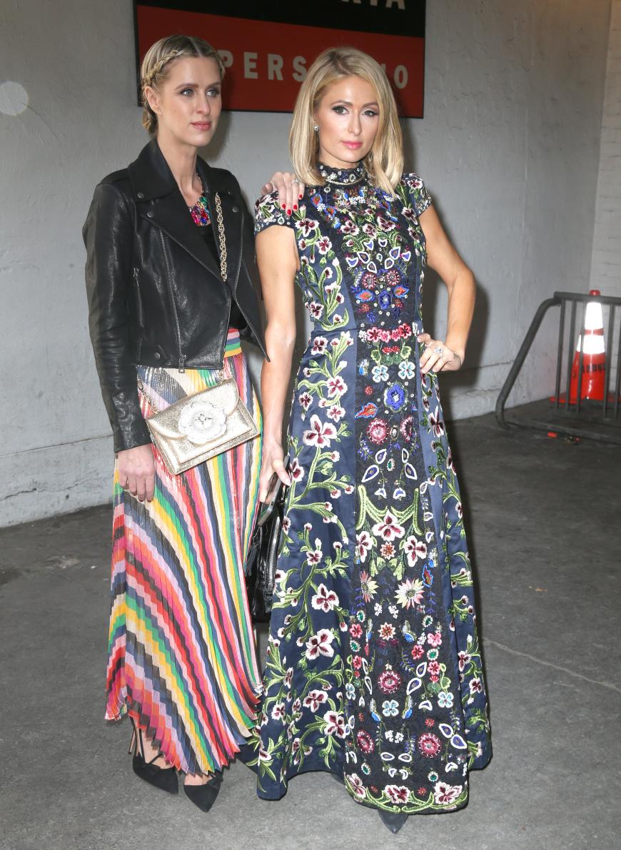 Die Schwestern Paris und Nicky Hilton in bunten Maxikleidern vor der „Alice and Olivia Show“. Vor allem Paris‘ Kleid gefiel uns richtig gut!
