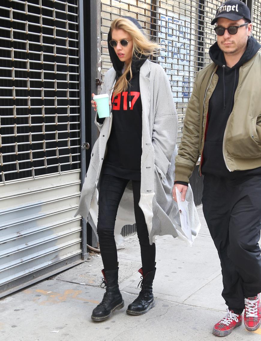 Das Model Stella Maxwell in einem lässigen Streetstyle-Look auf den Straßen New Yorks.