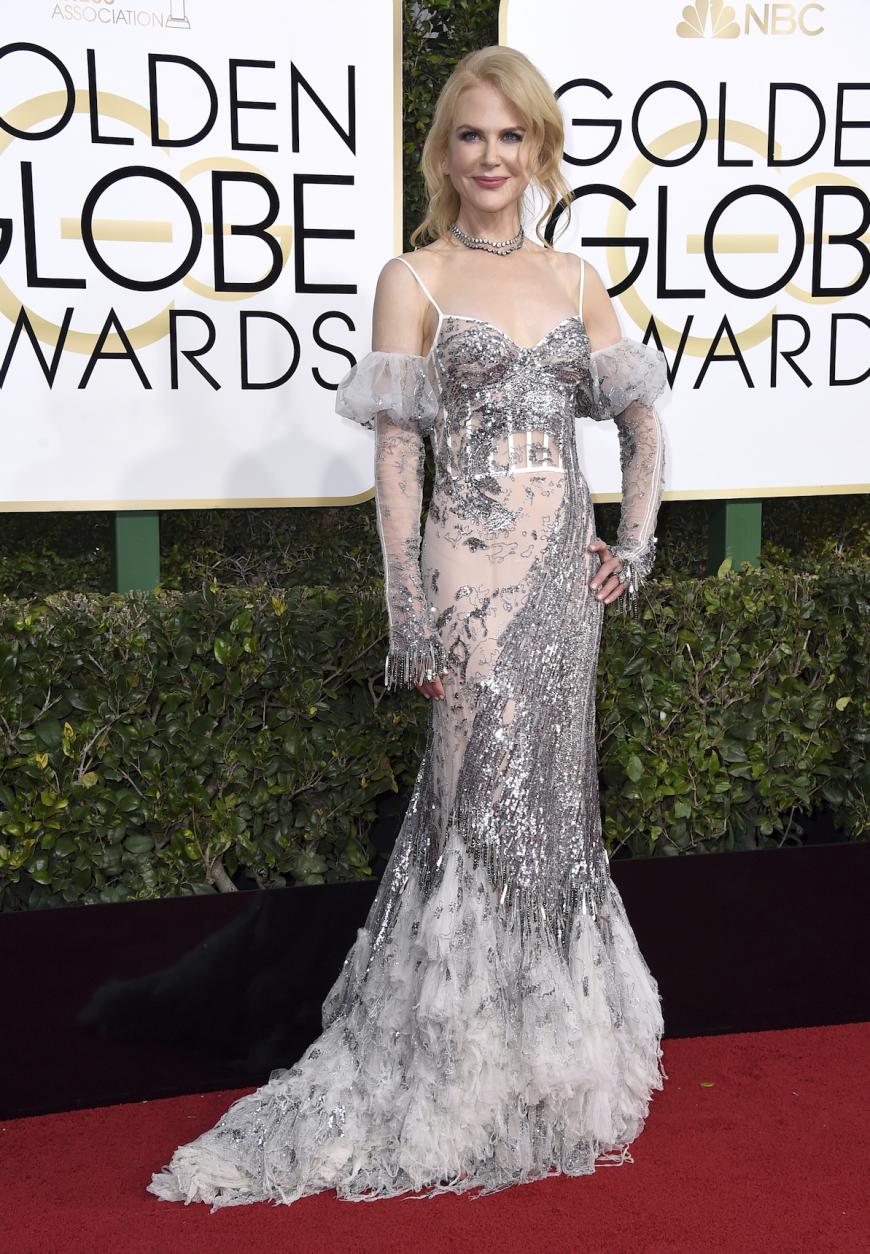 So langsam, aber sicher fallen wir vom Glauben ab. Nicole Kidman, was ist denn los? Feuer bitte deinen Stylisten, deinen Ehemann und die besten Freundinnen gleich mit, wenn dir keiner sagt, dass dieses Kleid wirklich unter die Top 3 der schlimmsten Outfits dieser Veranstaltung fällt!