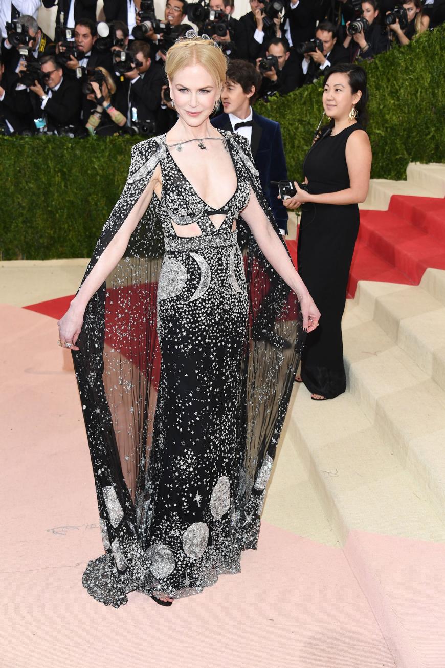 Nicole Kidman trug ein Sonne-Mond-und-Sterne-Kleid mit Cape von Alexander McQueen.