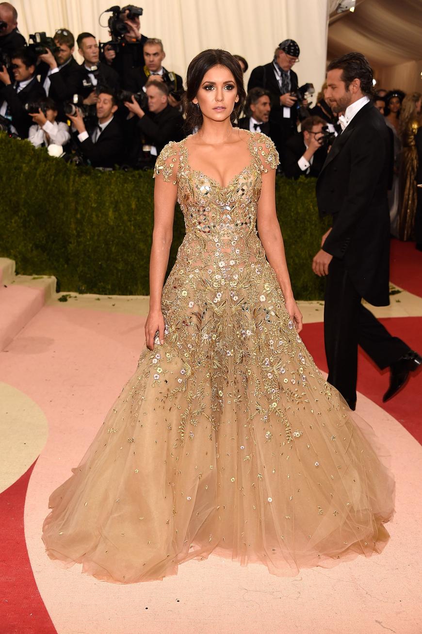 Nina Dobrev im Goldmariechen-Kleid