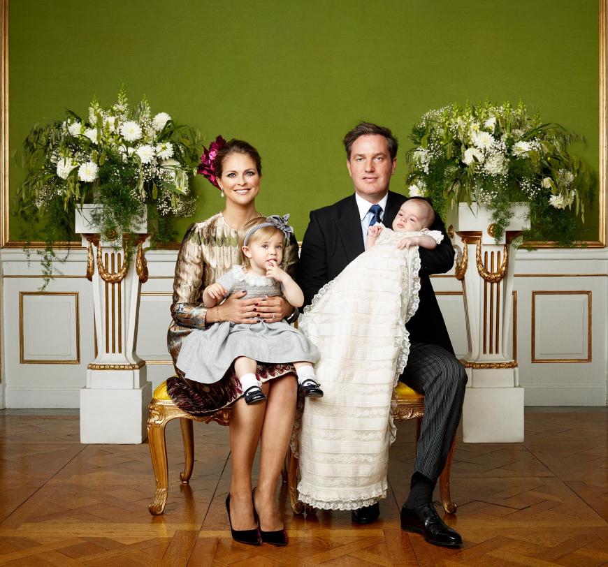 Am 11. Oktober 2015 wurde der kleine Prinz Nicolas getauft. Jetzt veröffentlichte das schwedische Königshaus die offiziellen Taufbilder. Hier posiert der Täufling gemeinsam mit seinen Eltern Chris O'Neill, Prinzessin Madeleine und Schwester Leonore.