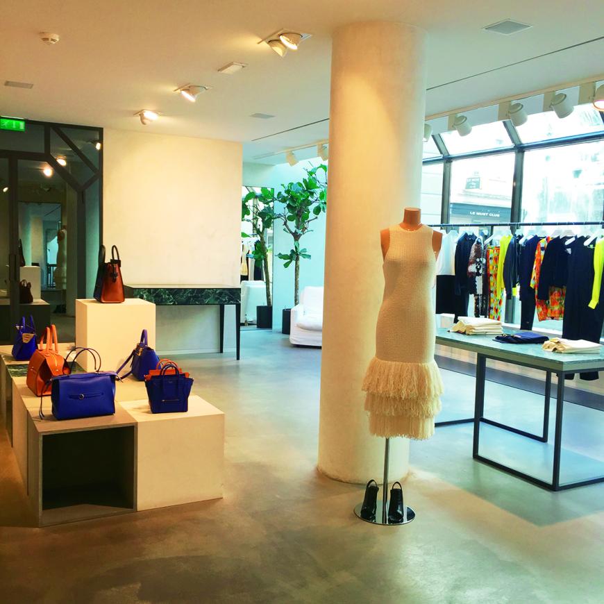 Die bekannteste Shopping-Meile in Cannes ist definitiv die Promenade de la Croisette! Dort findet ihr alle großen Mode-Häuser und auch das Café Armani, das bei den Touris wahnsinnig beliebt ist! Ich selbst habe nach meiner Shoppingtour meinen Café au lait im