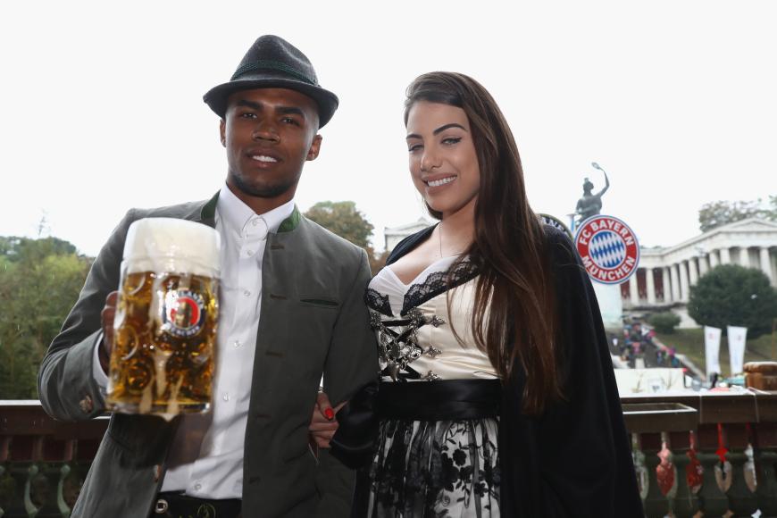 Douglas Costa und seine Frau Louisa Ramos