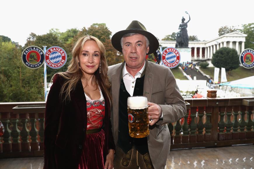 Natürlich war das Oktoberfest 2016 auch für den amtierenden Chef-Trainer des FC Bayern, Carlo Ancelotti, eine Pflichtveranstaltung. Begleitet wurde er von Ehefrau Mariann Barrena.