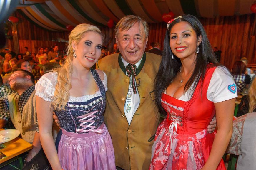 Richard Lugner umgeben von jungen Ladies auf dem Oktoberfest – genau so wie er es mag!