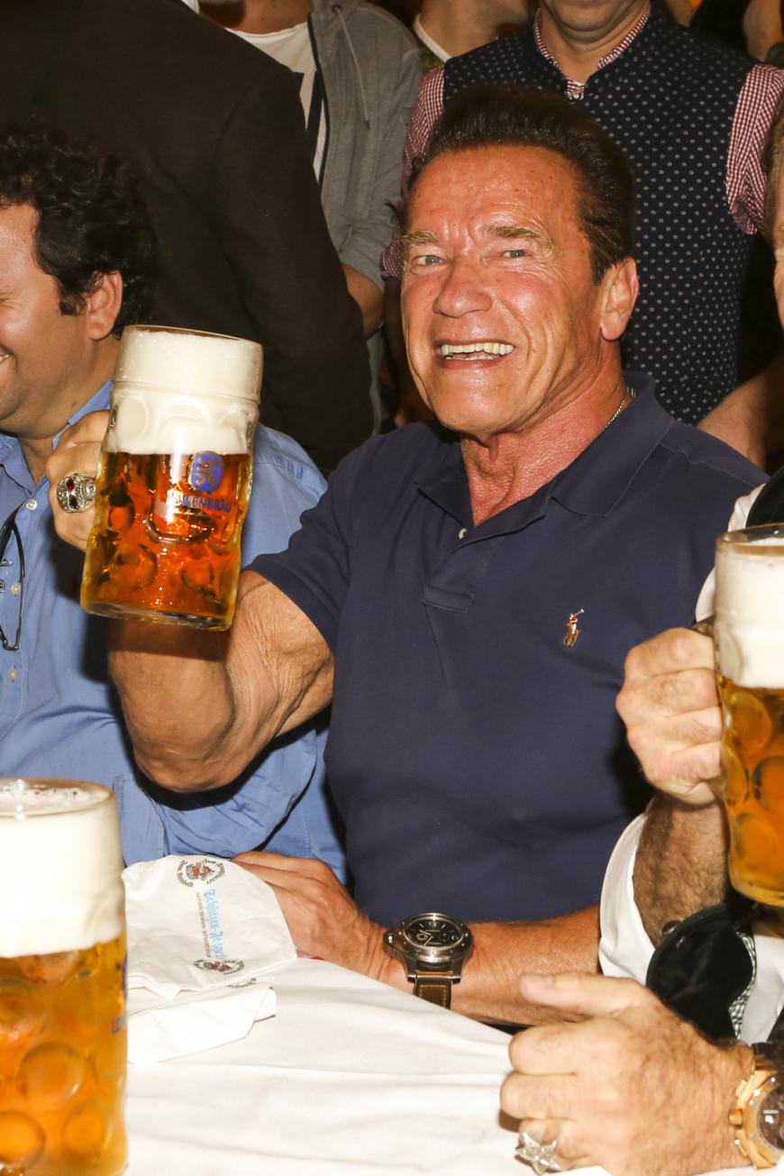 Arnold Schwarzenegger ließ sich das bayerische Volksfest nicht entgehen!