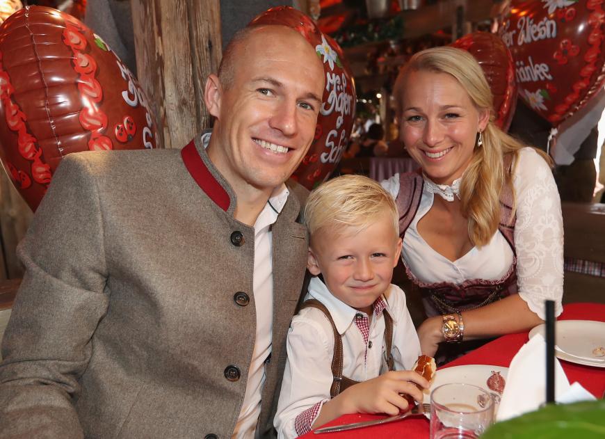 Nun ließen sich auch die FB Bayern München Stars auf den Wiesn blicken, hier Arjen Robben mit Familie.