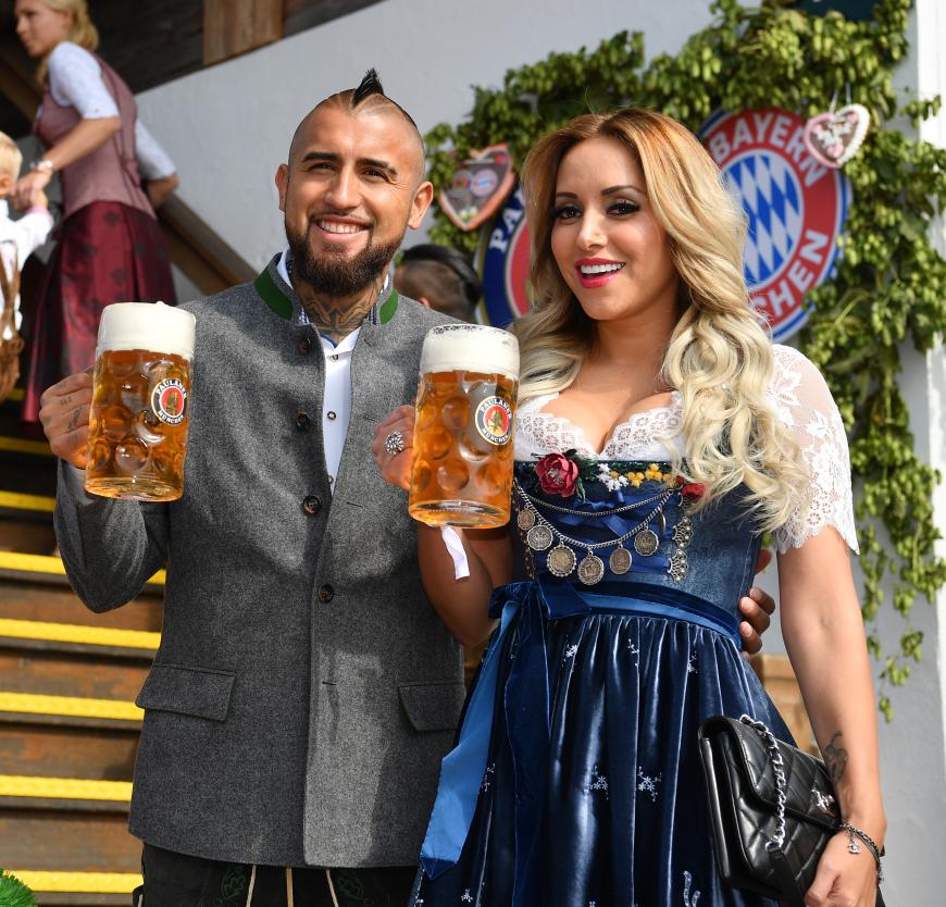 Arturo Vidal vom FCB mit seiner Frau auf der Theresienwiese am letzten Wochenende.
