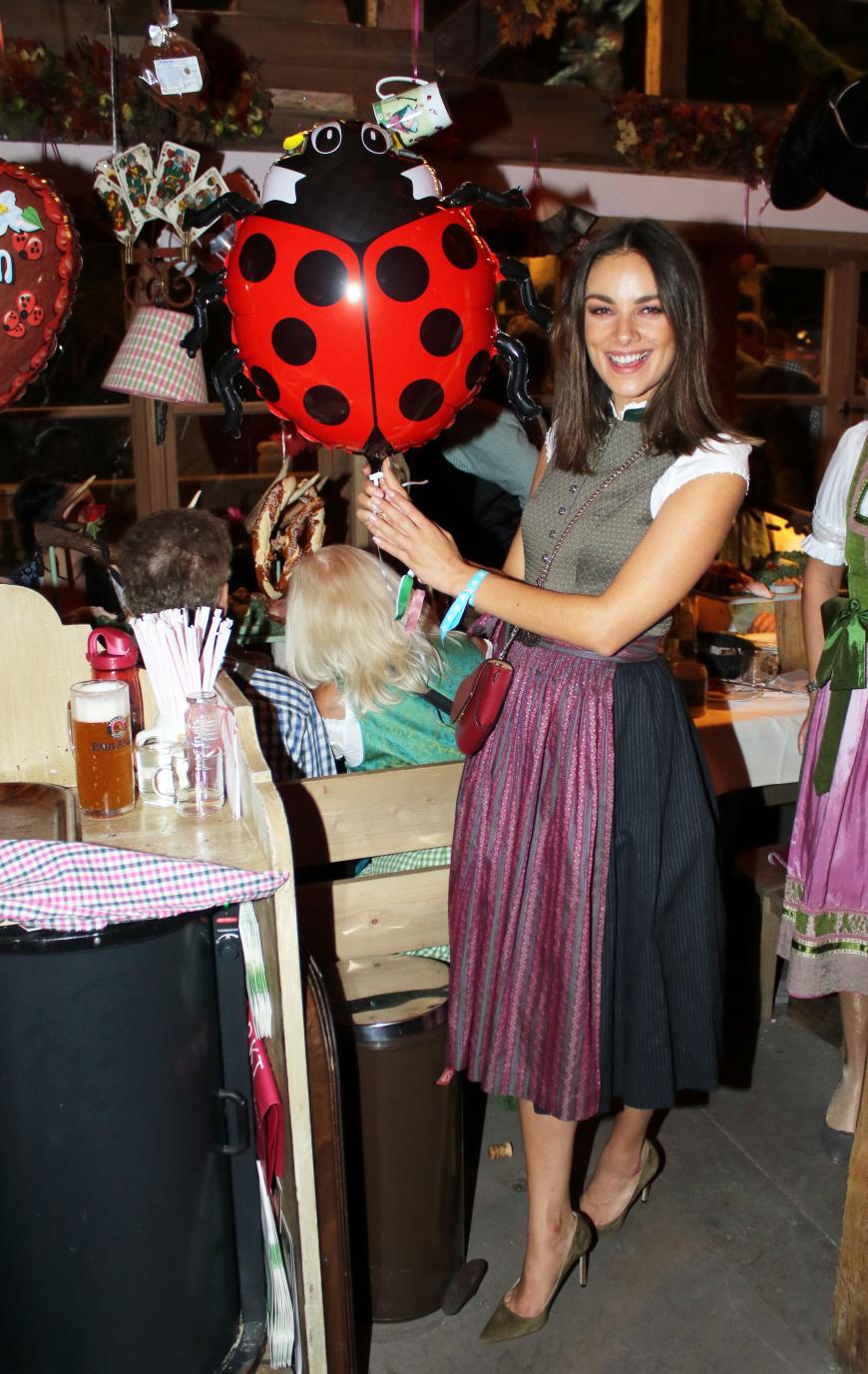 Die süße Janina Uhse mit einem nicht weniger niedlichen Marienkäfer-Ballon.