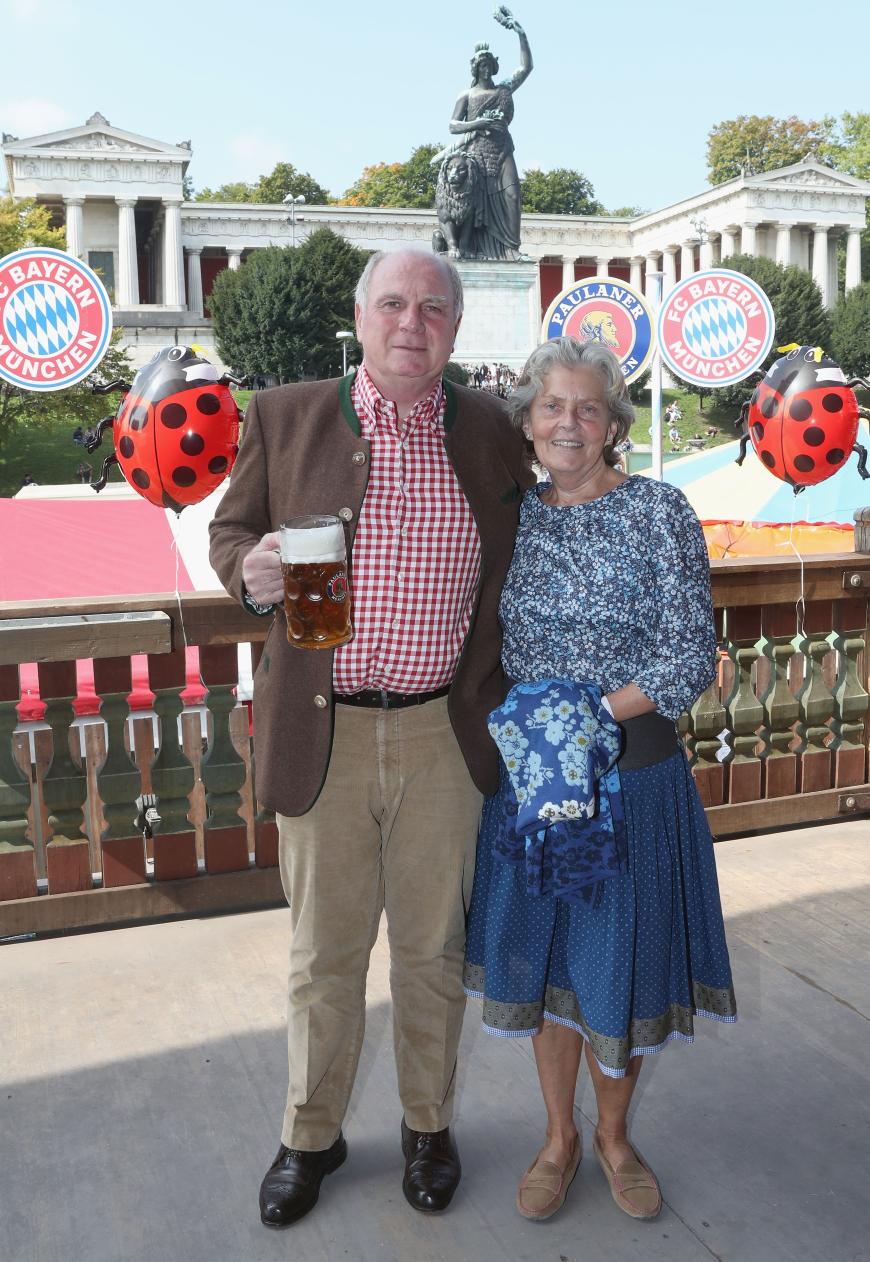 Auch Uli Hoeneß kam mit seiner Frau zum Oktoberfest 2017.