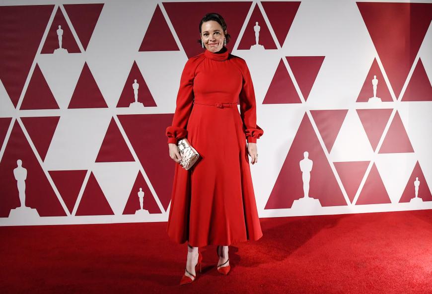 Und schon wieder rot: Olivia Colman trug ein rotes Midi-Kleid in A-Linie.
