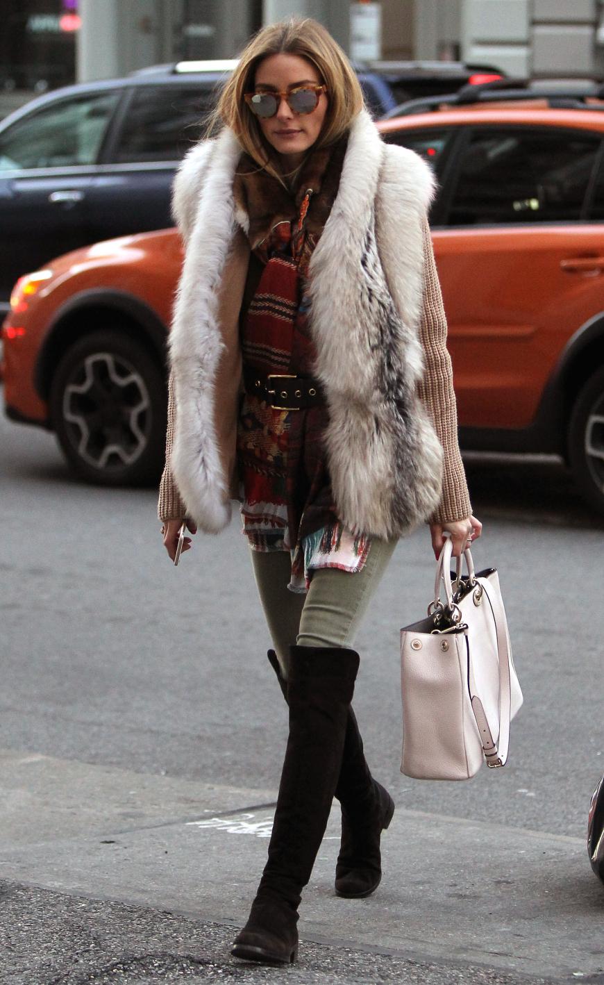 Einer geht noch: Im Zwiebellook ist Olivia hier in ihrer Heimatstadt New York unterwegs. Über einen dicken Strickpulli zieht sie zusätzlich noch eine bauschige Fellweste. Muss das denn wirklich sein, Olivia?