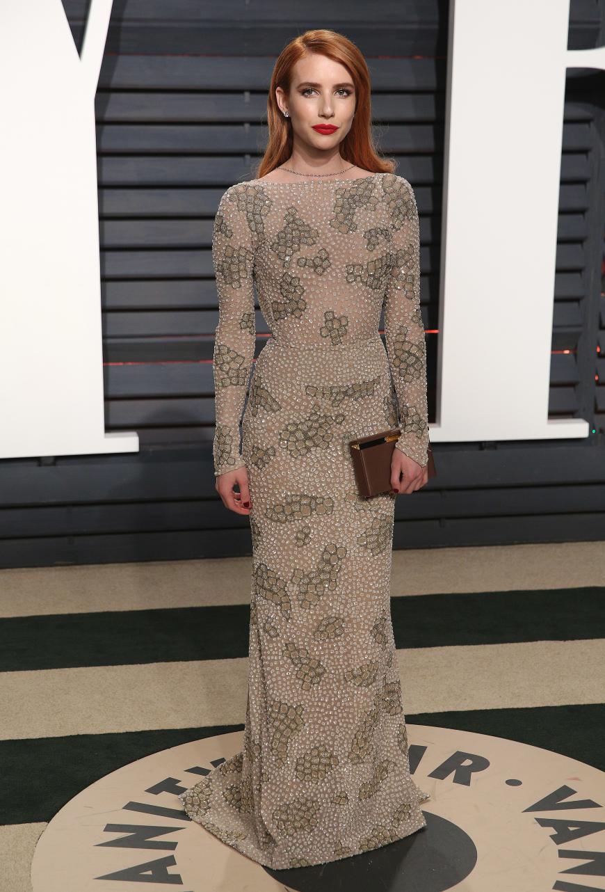 Orientiert sich dieses Kleid an Fischeiern? Weder die Farben noch das Muster überzeugen uns bei der jungen Schauspielerin, das Kleid wäre eine gute Wahl für eine reifere Dame gewesen.