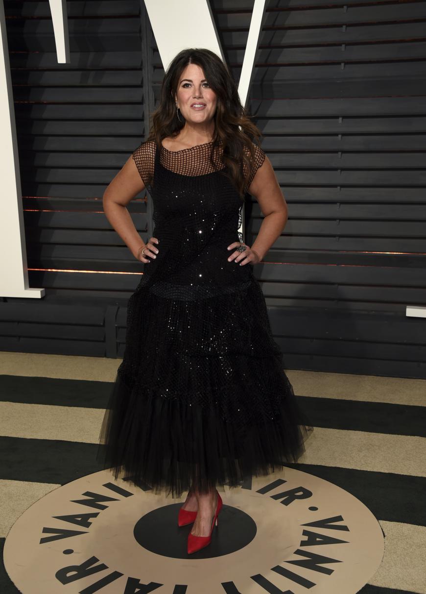 Ja, es gibt sie noch: Monica Lewinsky! Das Kleid ist allerdings nicht wirklich vorteilhaft, das Fischernetz am Ausschnitt und die roten Schuhe, deren Farbton nirgends wieder aufgegriffen wird, ist zwar kein Albtraum, aber schön ist anders.