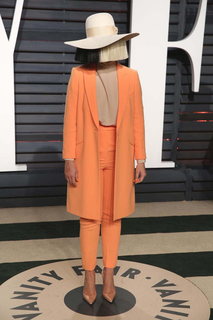 Cooler Look von Sia, ja, wir können jetzt über die Perücke und den Hut abhaten, aber das ist Sias Markenzeichen. Doch an sich finden wir das Outfit ganz gut, nur das Top hätte sie filigraner wählen können und dann hätte der Look auch enorm gewonnen.