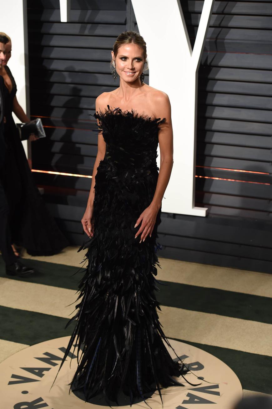 Heidi Klum hat ausnahmsweise mit diesem schulterfreien Kleid alles richtig gemacht.