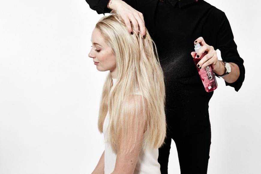 Step 1: Für besseren Halt zunächst etwas Texturspray ins Haar geben.