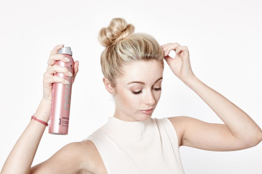 Für langen Halt mit Haarspray besprühen.