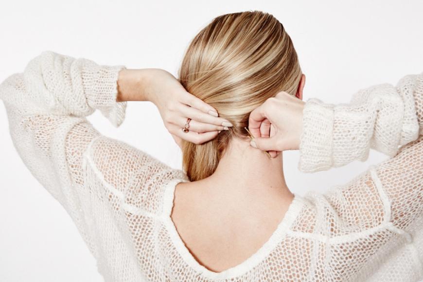 Step 2: Das restliche Haar mit einer Haarnadel fixieren, so dass es über eine Schulter fällt.