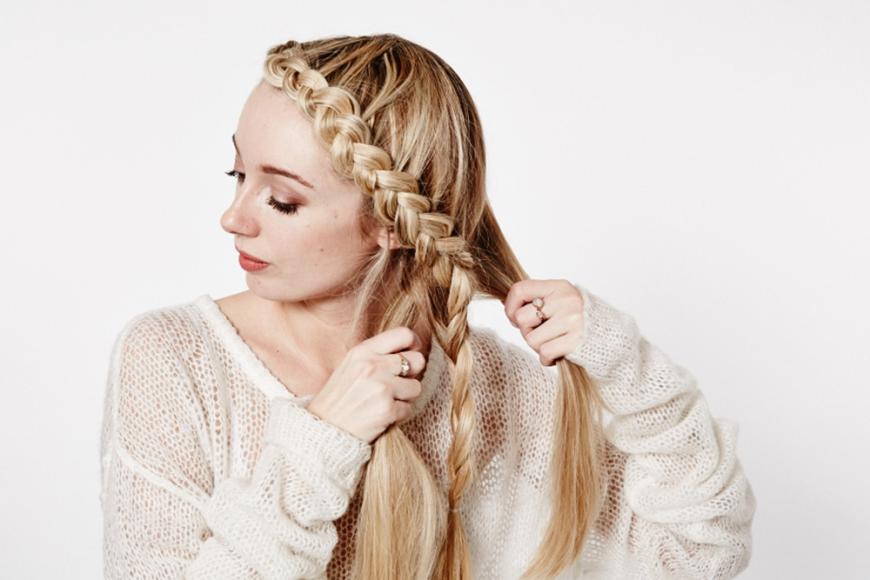 Step 3: Zwei Strähnen aus den losen Haaren bilden und mit dem bereits geflochtenen Zopf locker zusammenflechten.
