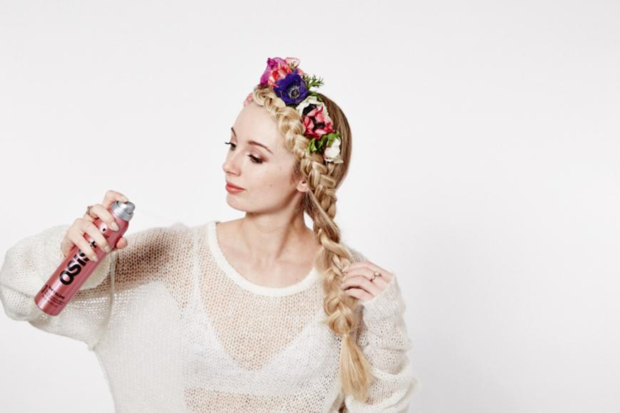 Den Zopf für besseren Halt mit Haarspray benebeln.