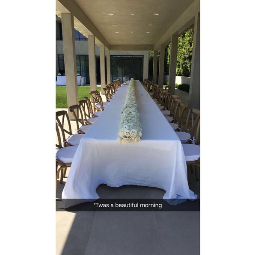 An dieser langen Ostertafel speiste Kim Kardashian mit ihrer Familie an Ostern.