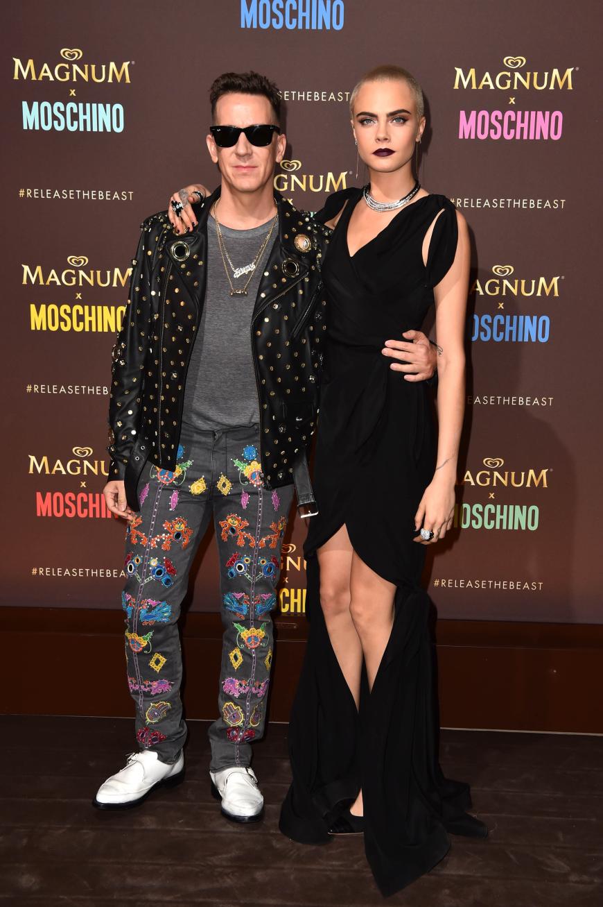 Grunge-Look 3.0: Cara Delevingne und Designer Jeremy Scott rockten die Magnum x Moschino Party in Cannes.