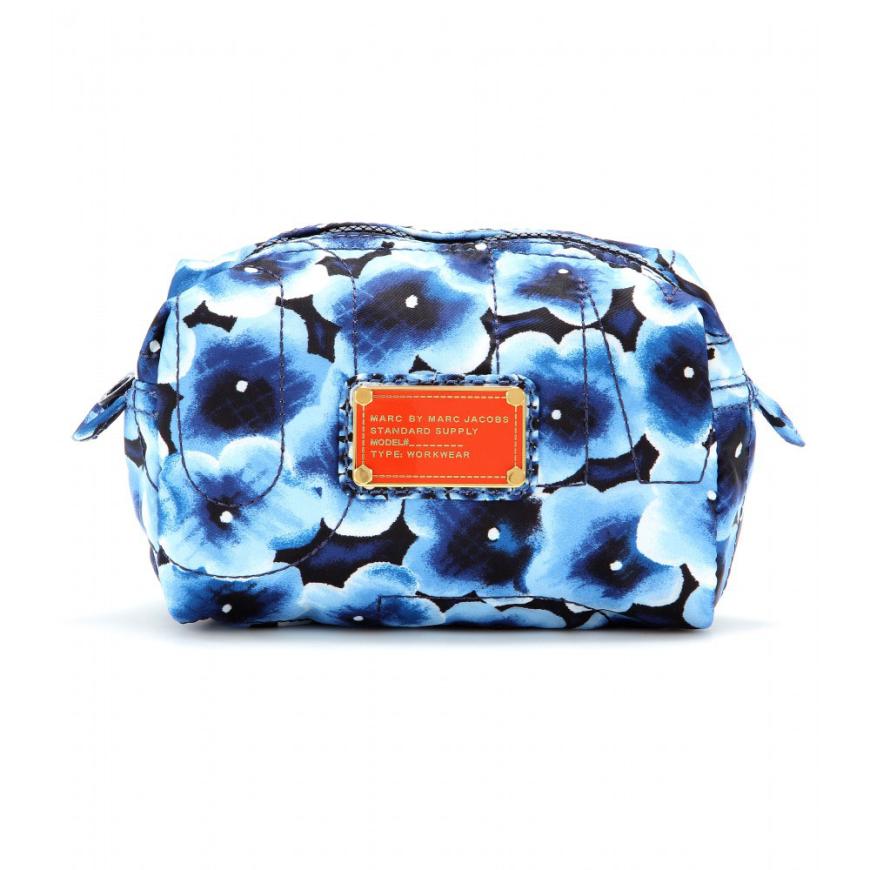 Kosmetiktasche „Printed Cosmetic Pouch“, von Marc by Marc Jacobs, ca. 75 Euro, über mytheresa.com