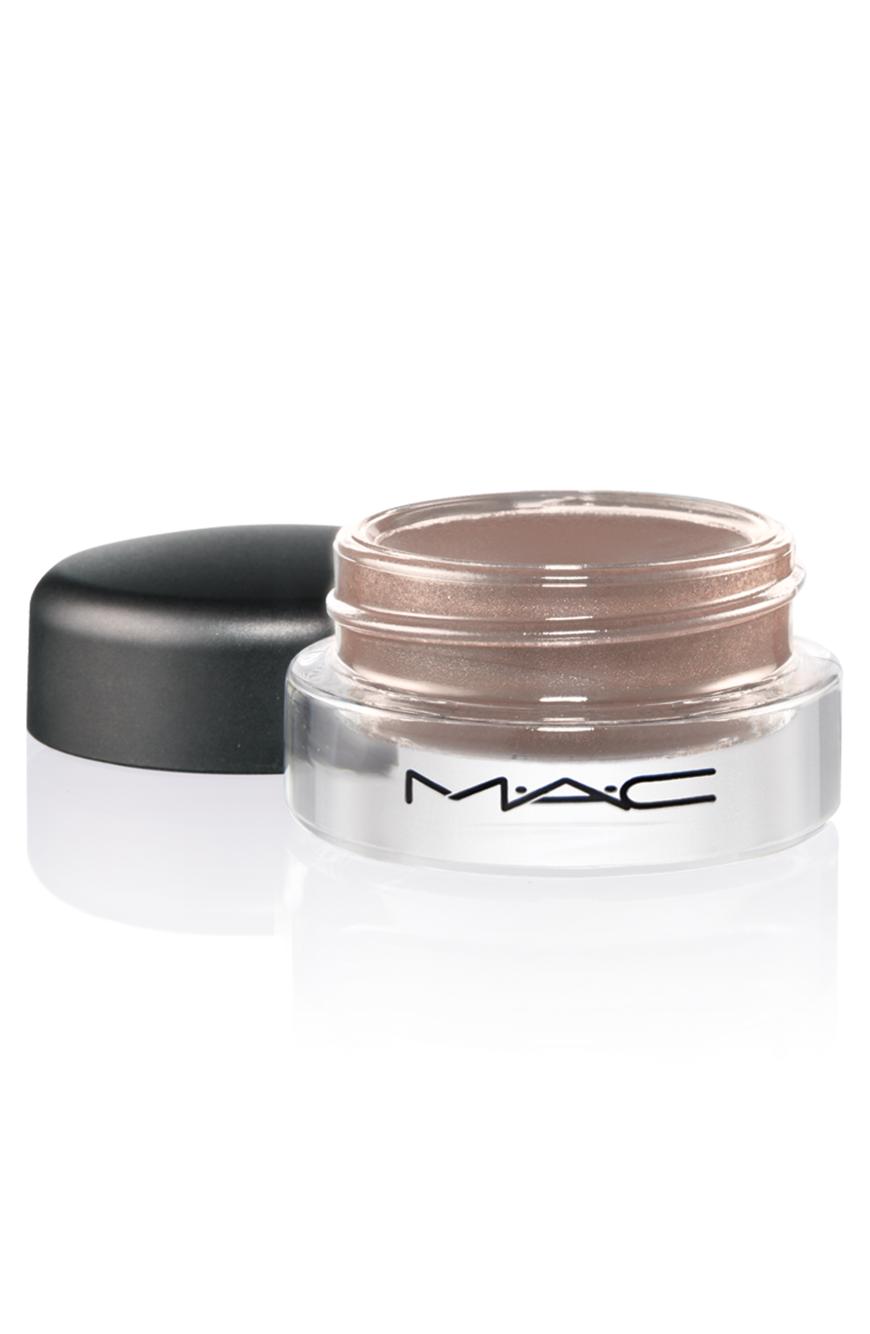 „Pro Longwear Paint Pot“ von Mac, in „Tailor Grey“, ca. 25 Euro