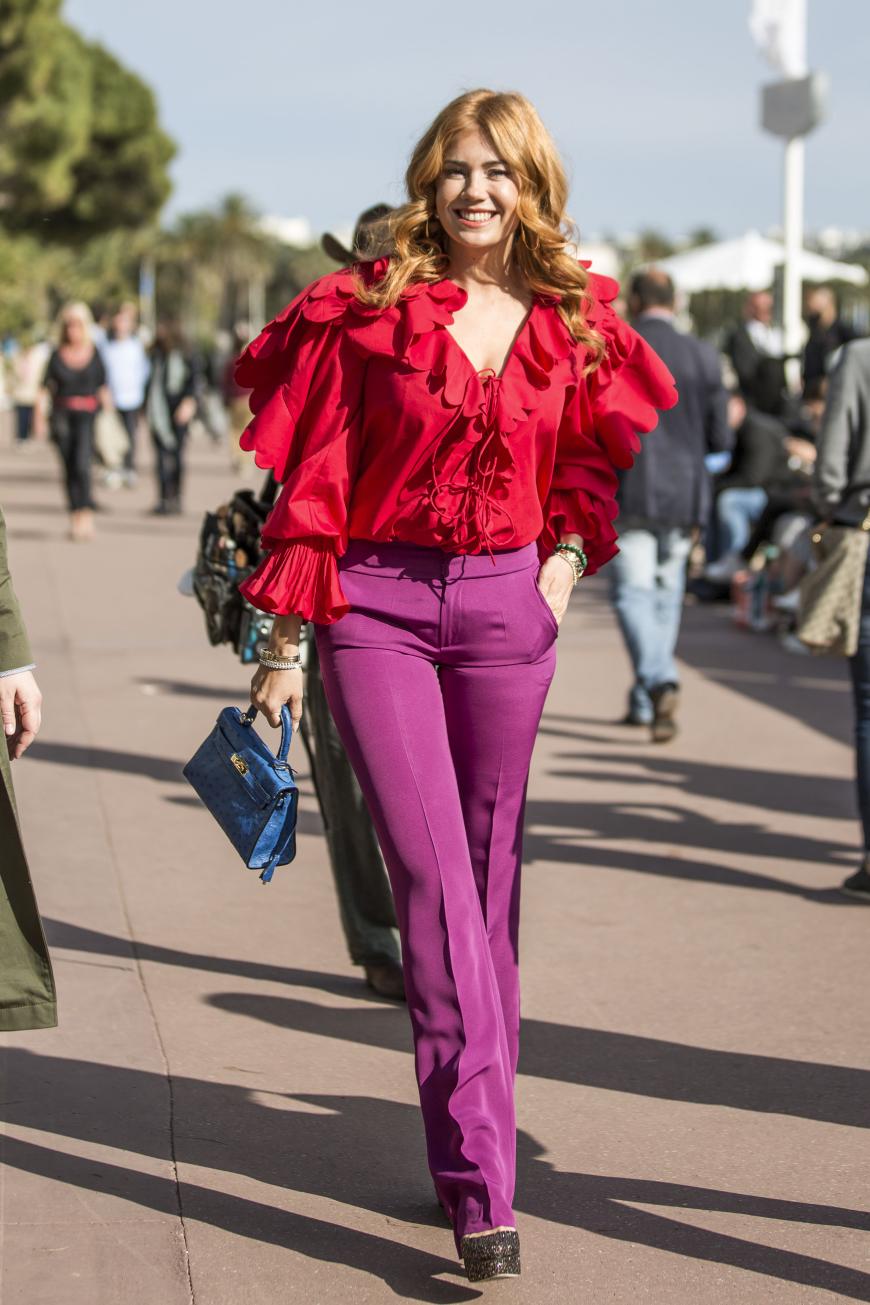 Locker-flockig flaniert Palina Rojinski an der Promenade von Cannes. Die Sonne strahlt - Palina auch!