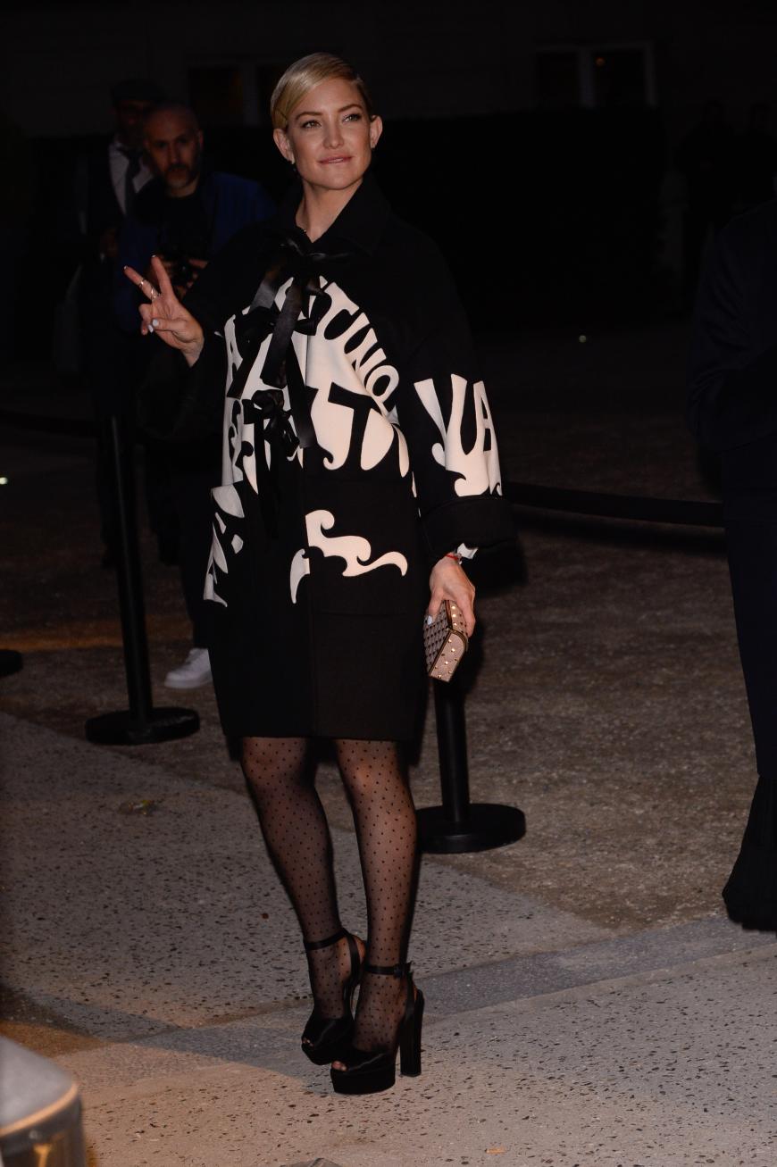 Einfach mal im Oversize-Hoodie zur Fashion Week! Coole Aktion von Kate Hudson und in Kombination mit der Strumpfhose und den Plateau-Sandaletten auch ein echter Hingucker.