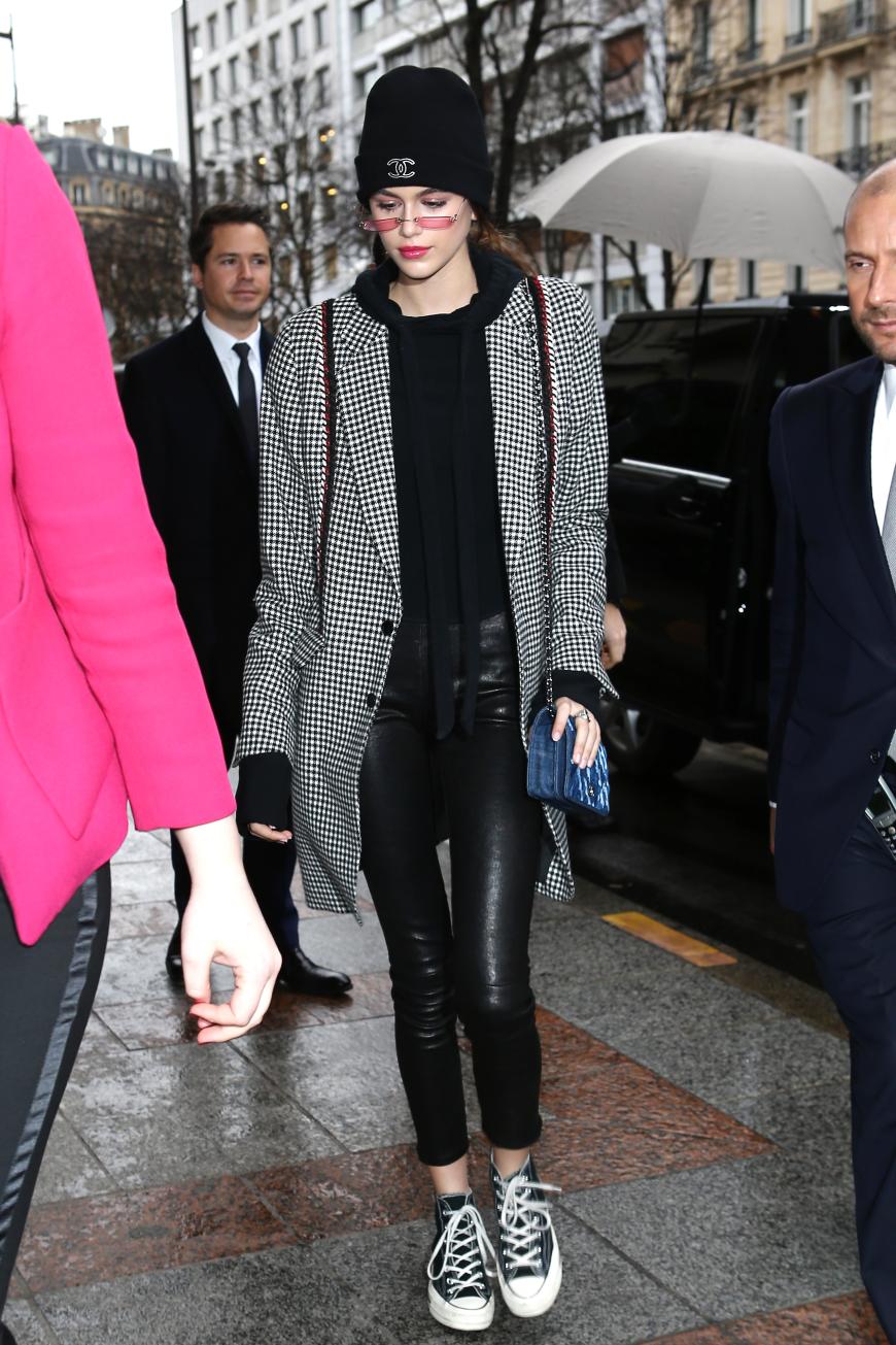 Auch ein super lässiger Look, den wir auf jeden Fall kopieren werden, trug die Model-Tochter von Cindy Crawford, Kaia Gerber!