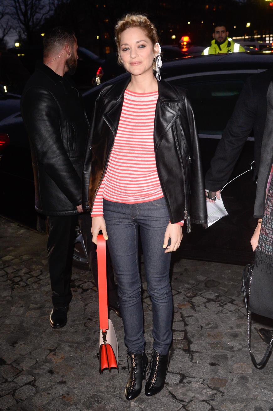 Marion Cotillard kam in einem legeren Look, aber die Frisur und der Ear-Cuff waren der Hammer!