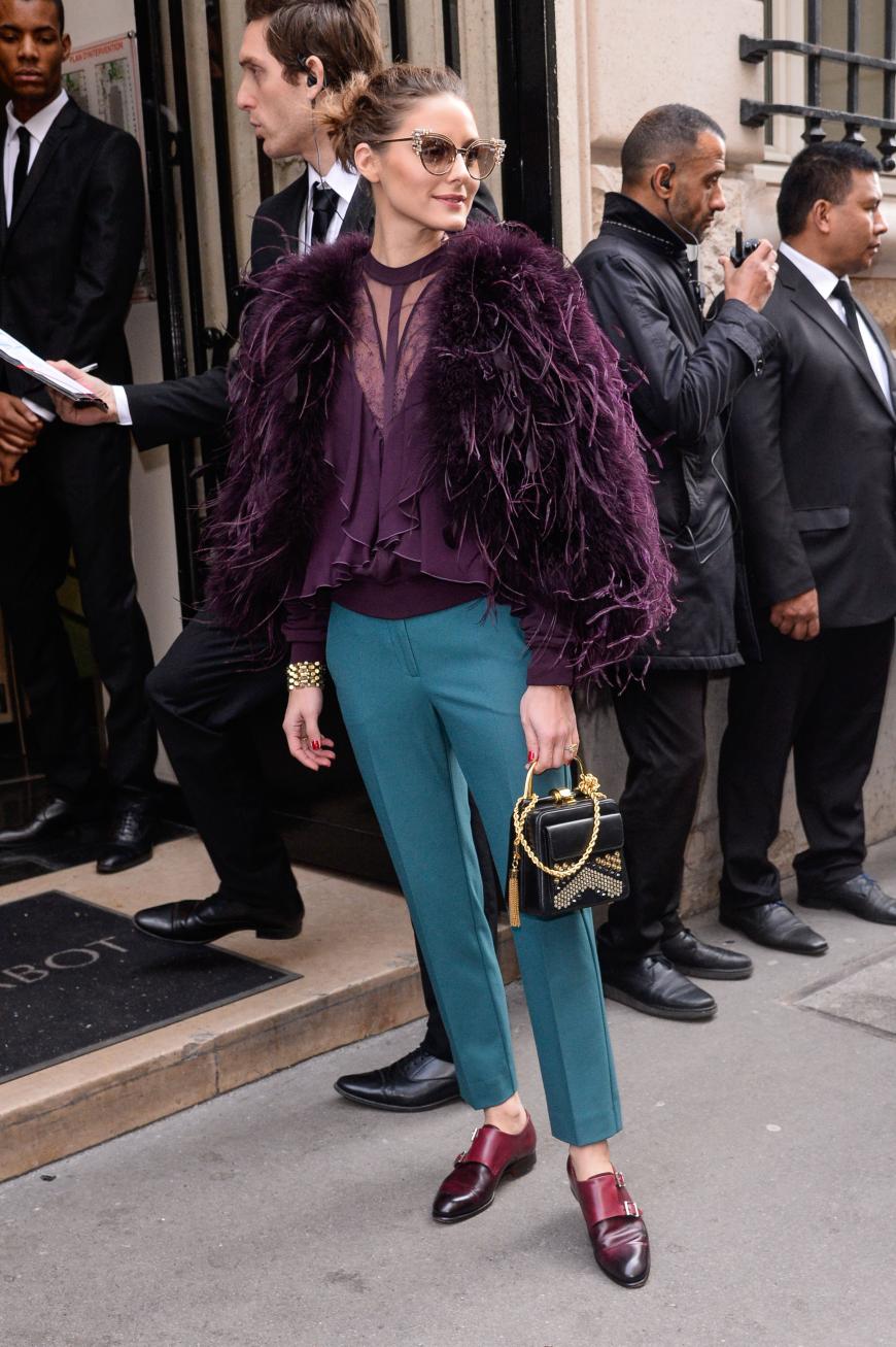 Olivia Palermo vor der Show von Elie Saab in einer genialen Farbkombination aus Aubergine und Petrol: Mega Idee!