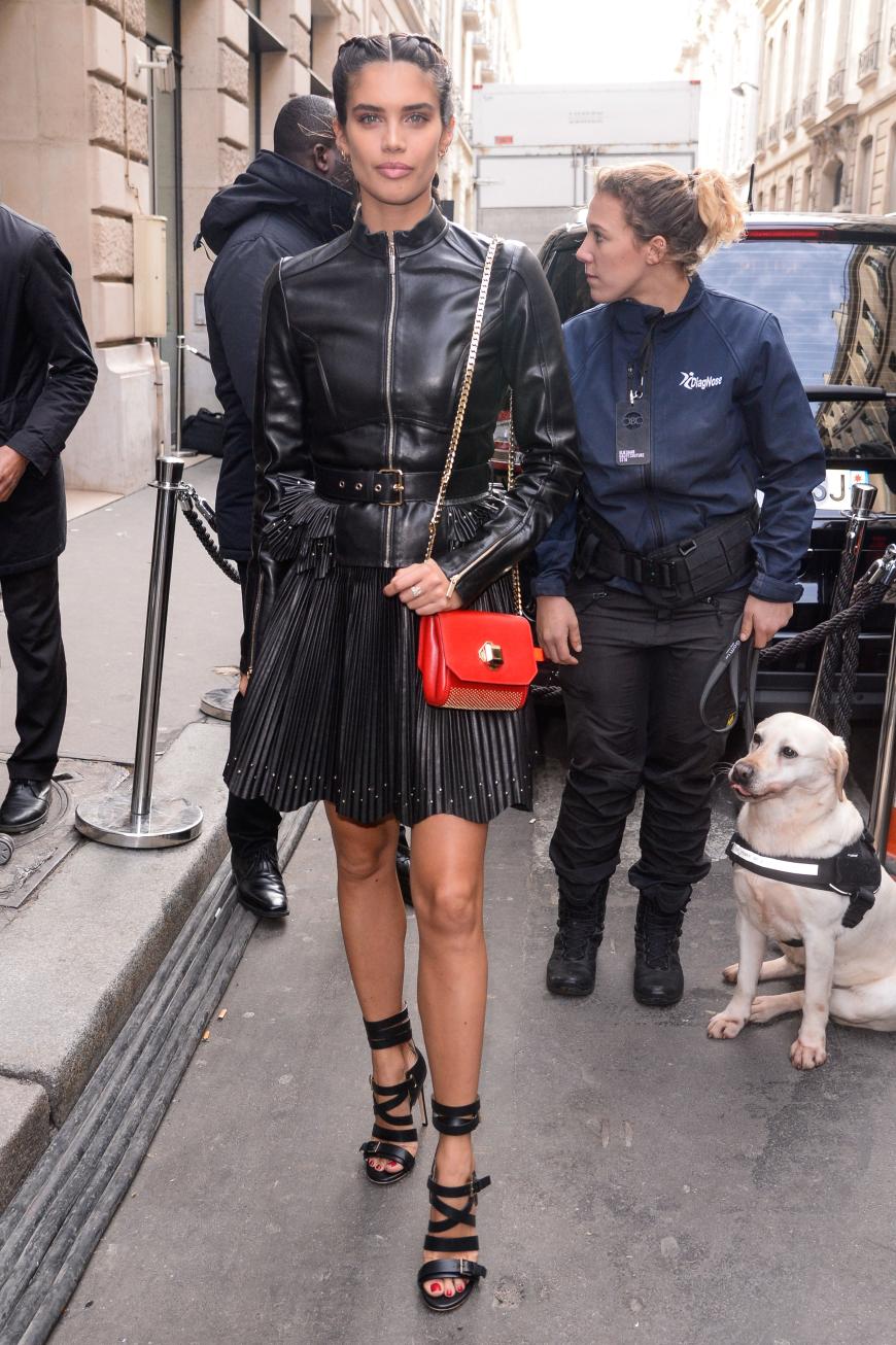 Sara Sampaio sieht einfach super heiß aus, das allover Leder-Outfit unterstreicht diesen Eindruck noch mal heftig!