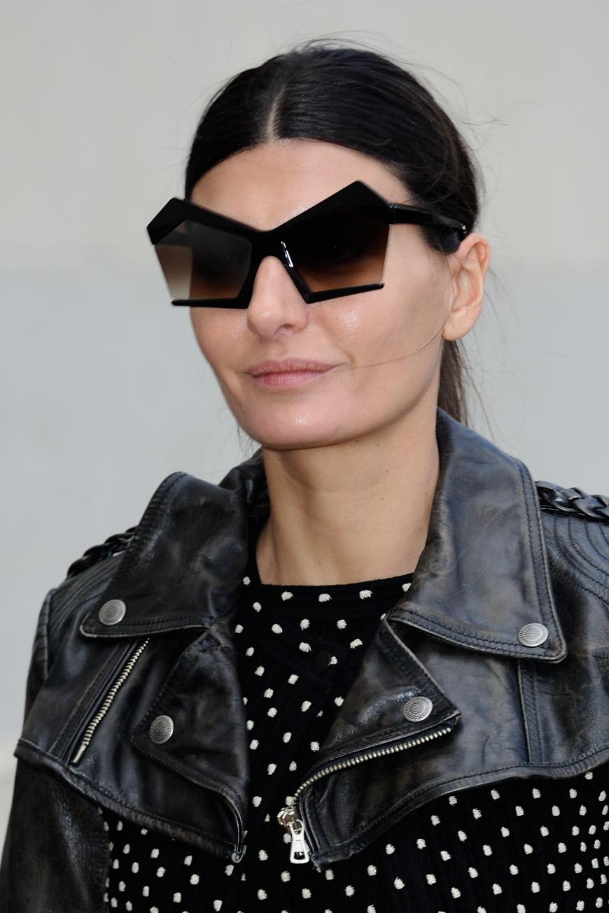 Modeprofi Giovanna Battaglia weiß genau, wie sie im Modezirkus von Paris auffällt, dabei aber ihren cleanen Stil wahrt.