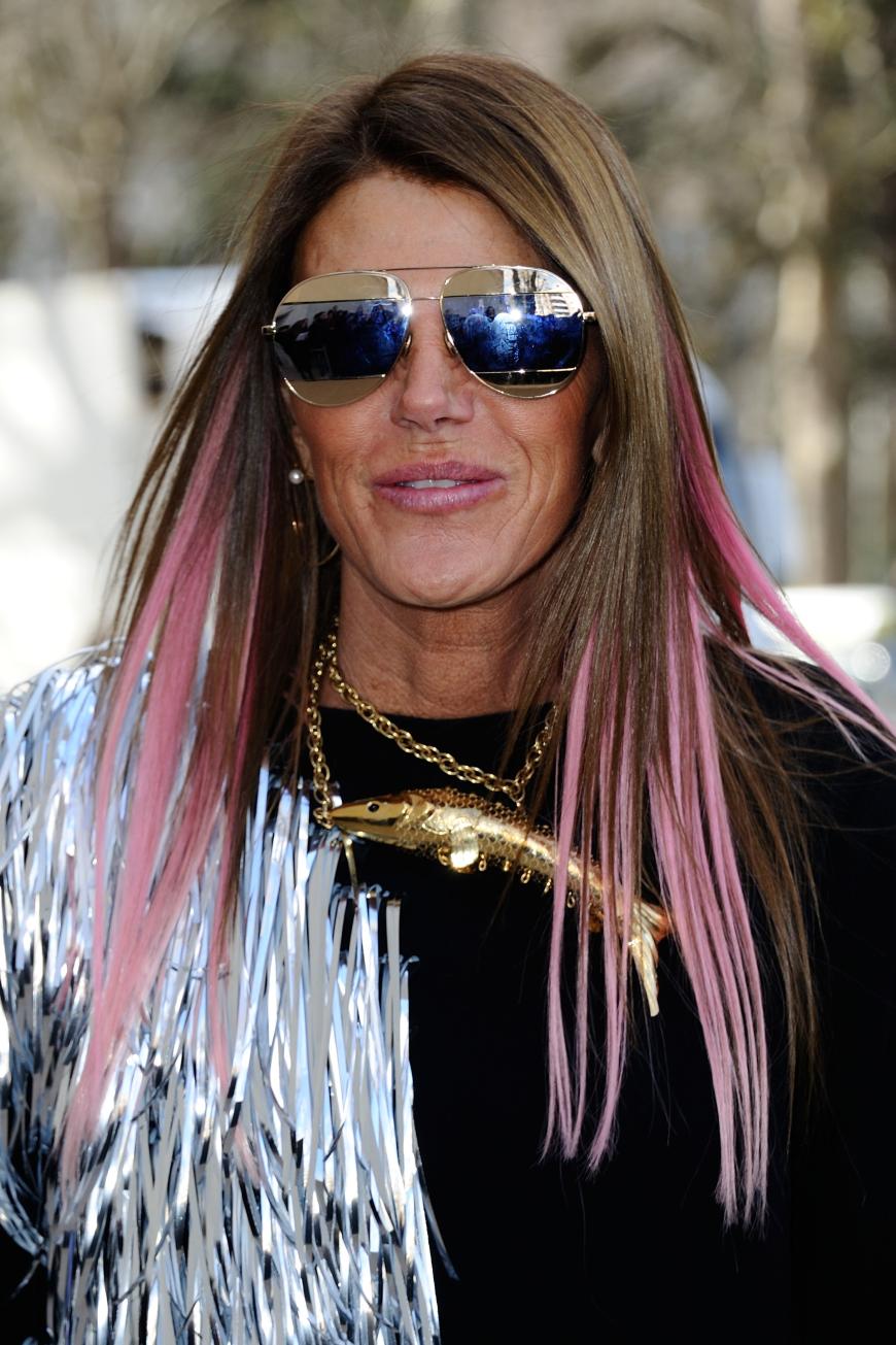 Pinke Strähnen mit über 50? Warum nicht, denkt sich Anna dello Russo!