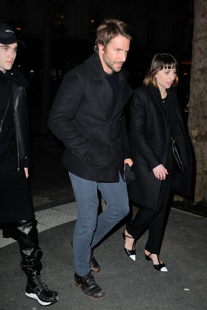 Hollywood ist auch vor Ort: Bradley Cooper mit unbekannter Begleitung gesichtet.