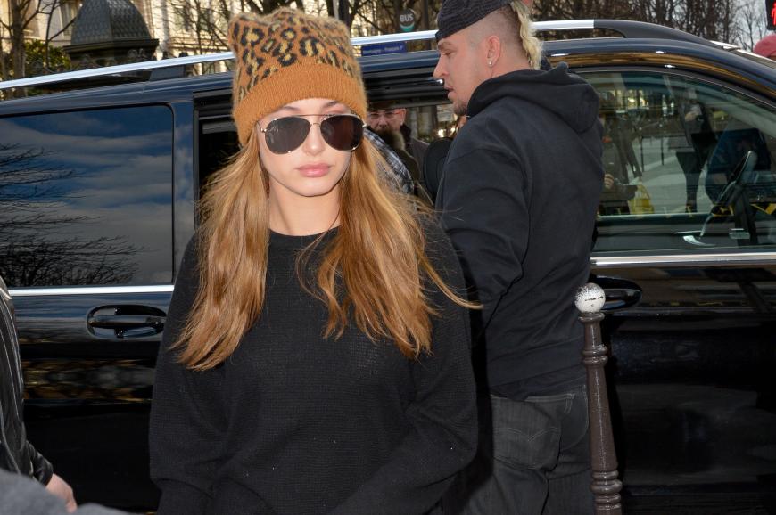 Total cool und relaxed unterwegs ist Hailey Baldwin mit Leo-Mütze.