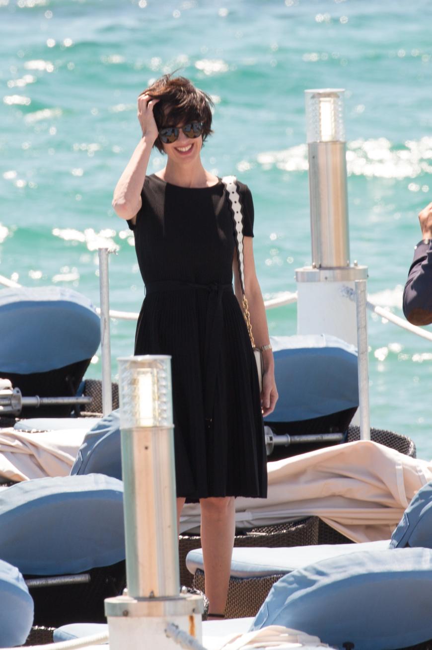 Neid! Paz Vega vor dem türkisblauen Wasser von Cannes